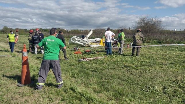 confirman la muerte de dos ocupantes de la avioneta que cayo a metros de la autopista