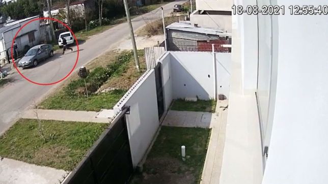 video: en segundos, robaron un auto a plena luz del dia en la plata y quedaron filmados