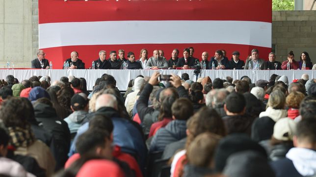 con veron a la cabeza, los socios de estudiantes aprobaron los numeros de las deuda y el balance del club