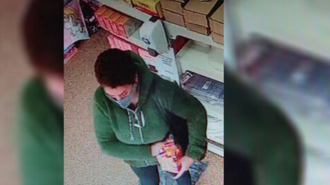 una mujer robo dos cajas de golosinas de un comercio de la plata y quedo filmada