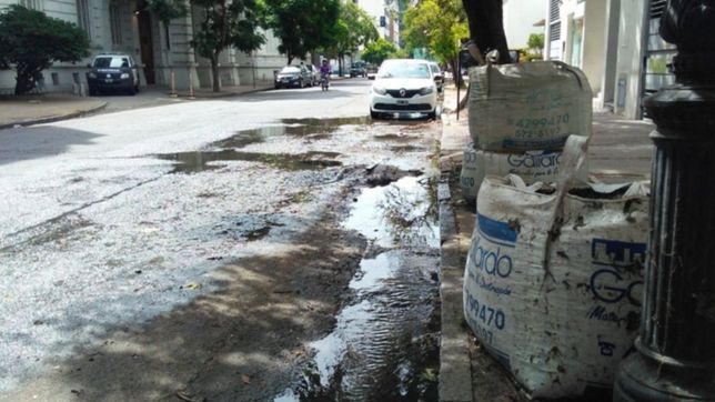 video: malestar con absa por un verdedero rio frente al palacio judicial de 13 y 48