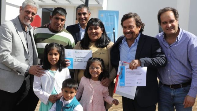 programa federal casa propia: ferraresi entrego viviendas en el cafayate