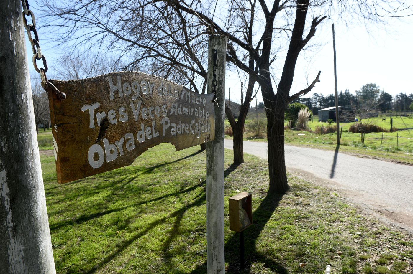 Entrada al Hogar, en la periferia platense.