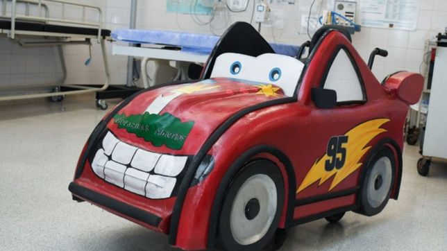 video: presos donaron al hospital de ninos una silla de ruedas convertida en un auto de carreras
