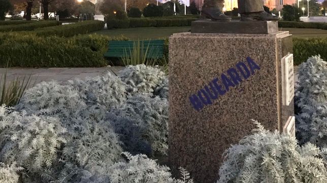el dia despues de la marcha, la estatua de alfonsin amanecio pintada