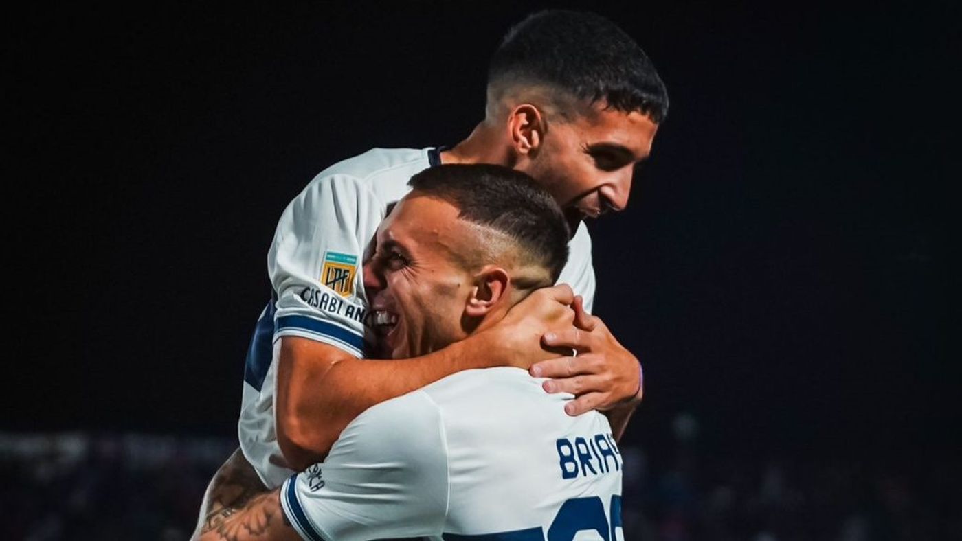 Briasco y Garayade Gimnasia gol festejo.jpeg