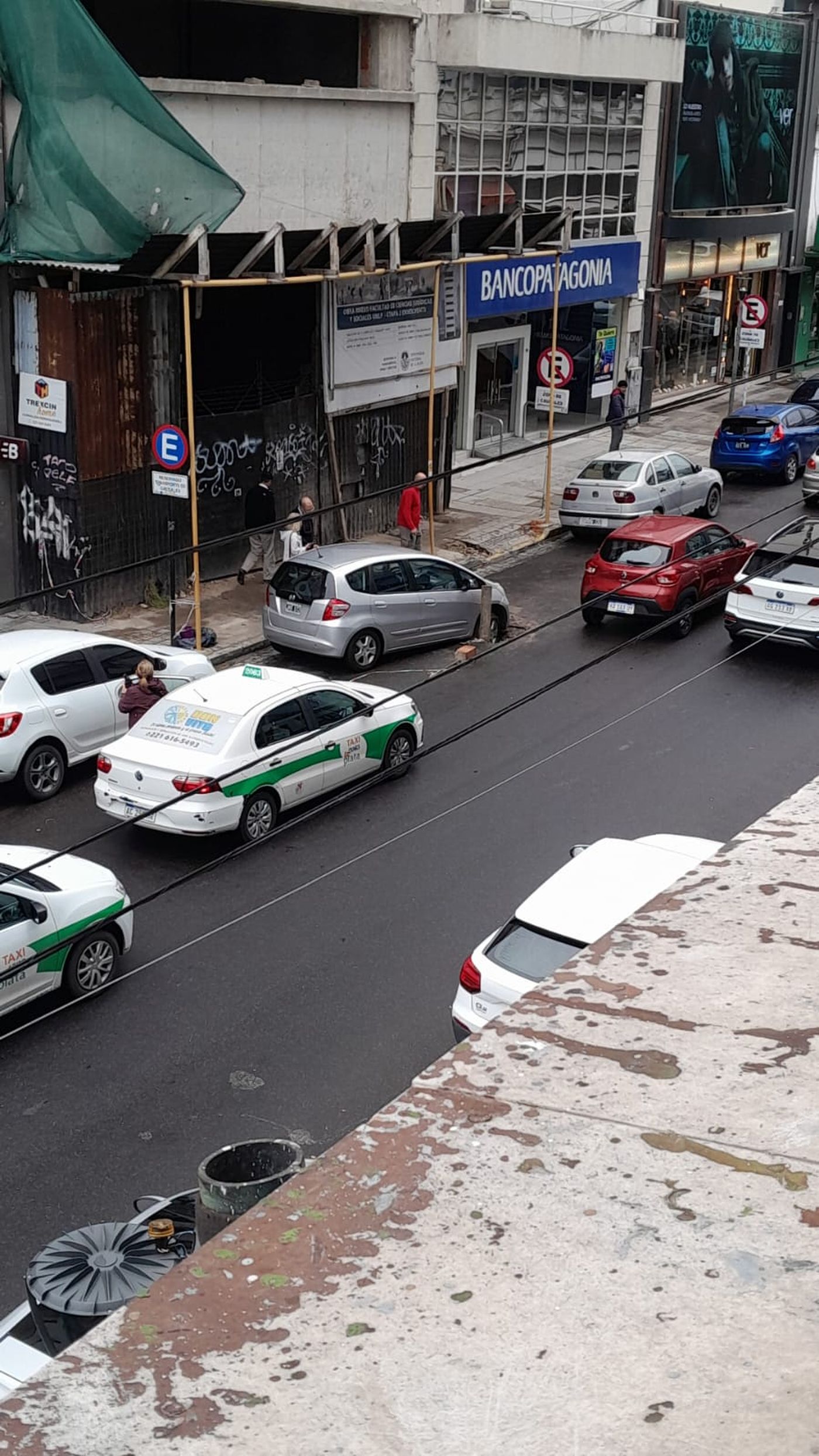 El Honda Hit intent&oacute; salir y qued&oacute; atascado en un pozo de ABSA en 47 entre 8 y 9