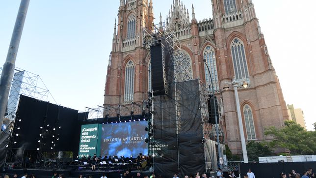 asi es el show con el que se inauguran las luces y el campanario de la catedral