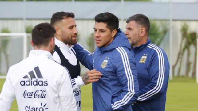 saludo y ¿mordidita de labio? asi recibio maxi meza a enzo perez recien llegado a rusia