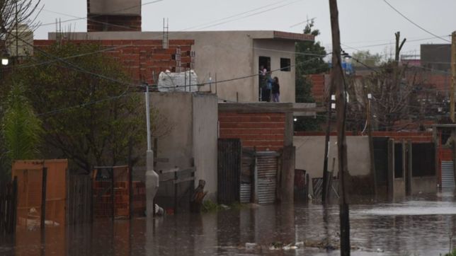 una fuerte tormenta atraveso la plata, afecto a varias zonas y el agua entro a las casas