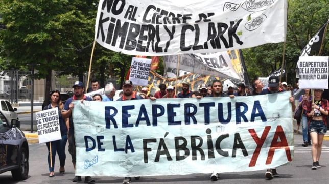 trabajadores despedidos de la papelera kimberly-clark protestan en la plata