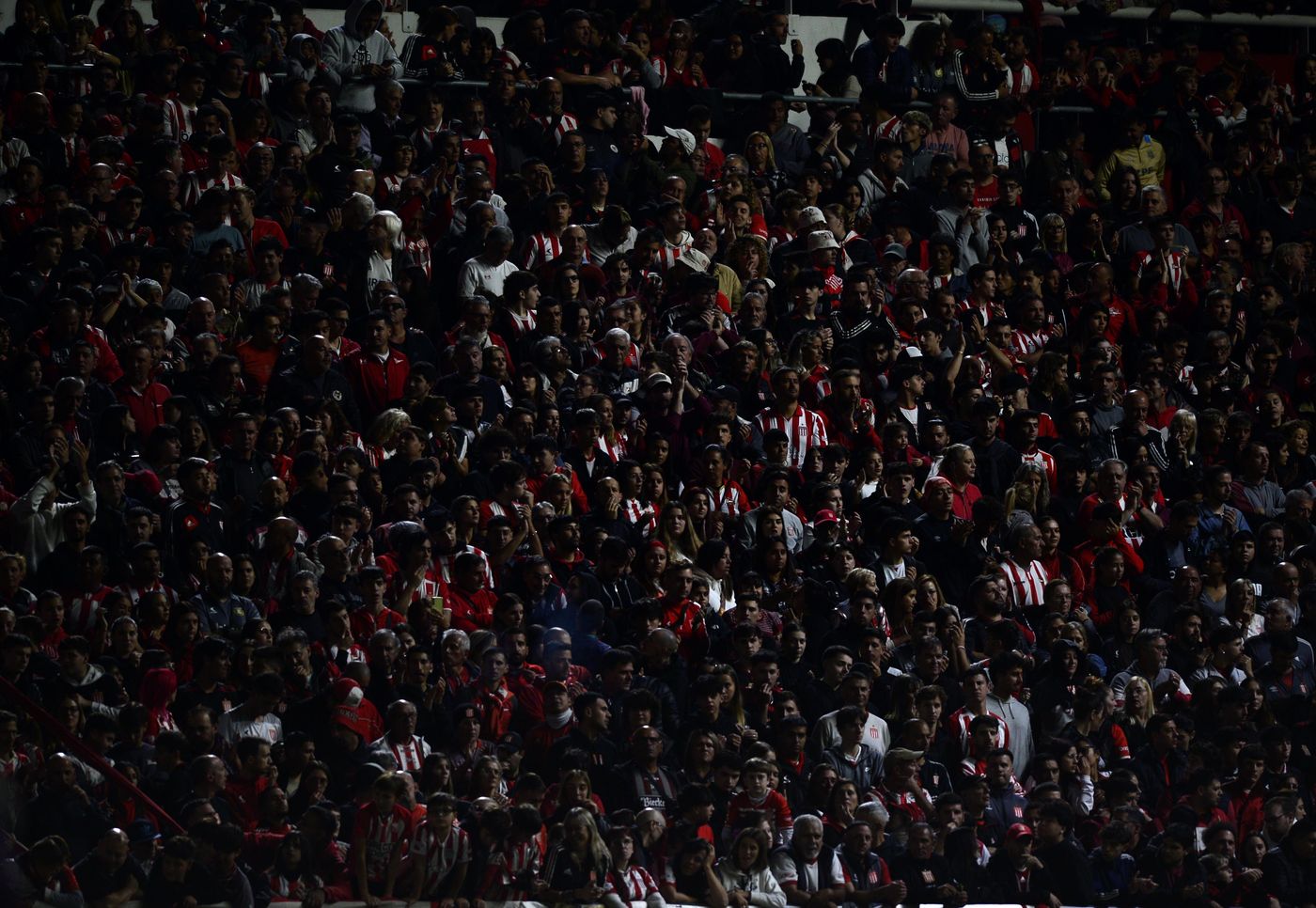 Estudiantes Tigre hinchas UNO.jpg