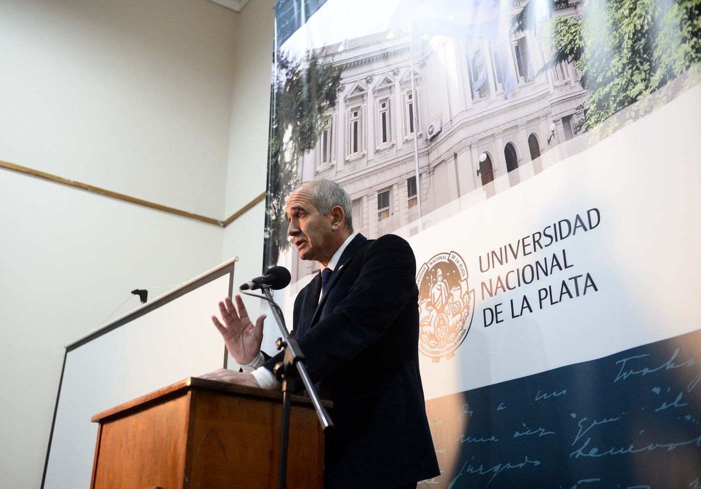 Martín López Armengol, actual presidente de la UNLP, realizó la presentación de Fernando Tauber