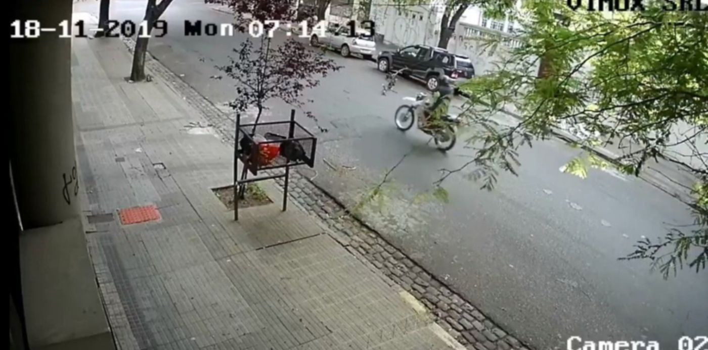 VIDEO: Iba en moto y un cable que colgaba sobre la calle casi lo mata