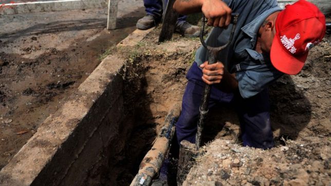 absa realizara tareas sobre la red y este martes faltara agua en un sector de la plata
