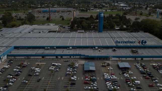 dejo la camioneta estacionada en un carrefour de la plata, hizo las compras y cuando volvio ya no estaba