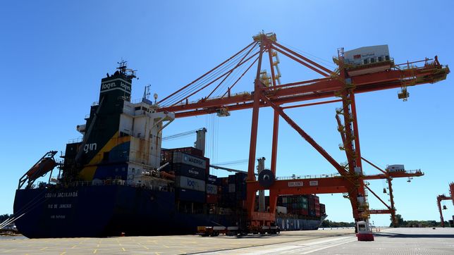 prefectura intimo a los trabajadores portuarios a levantar el paro que afecta a mas de 100 barcos