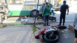 dramatico accidente en ensenada termino con un motociclista debajo de un micro dramatico accidente en ensenada termino con un motociclista debajo de un micro