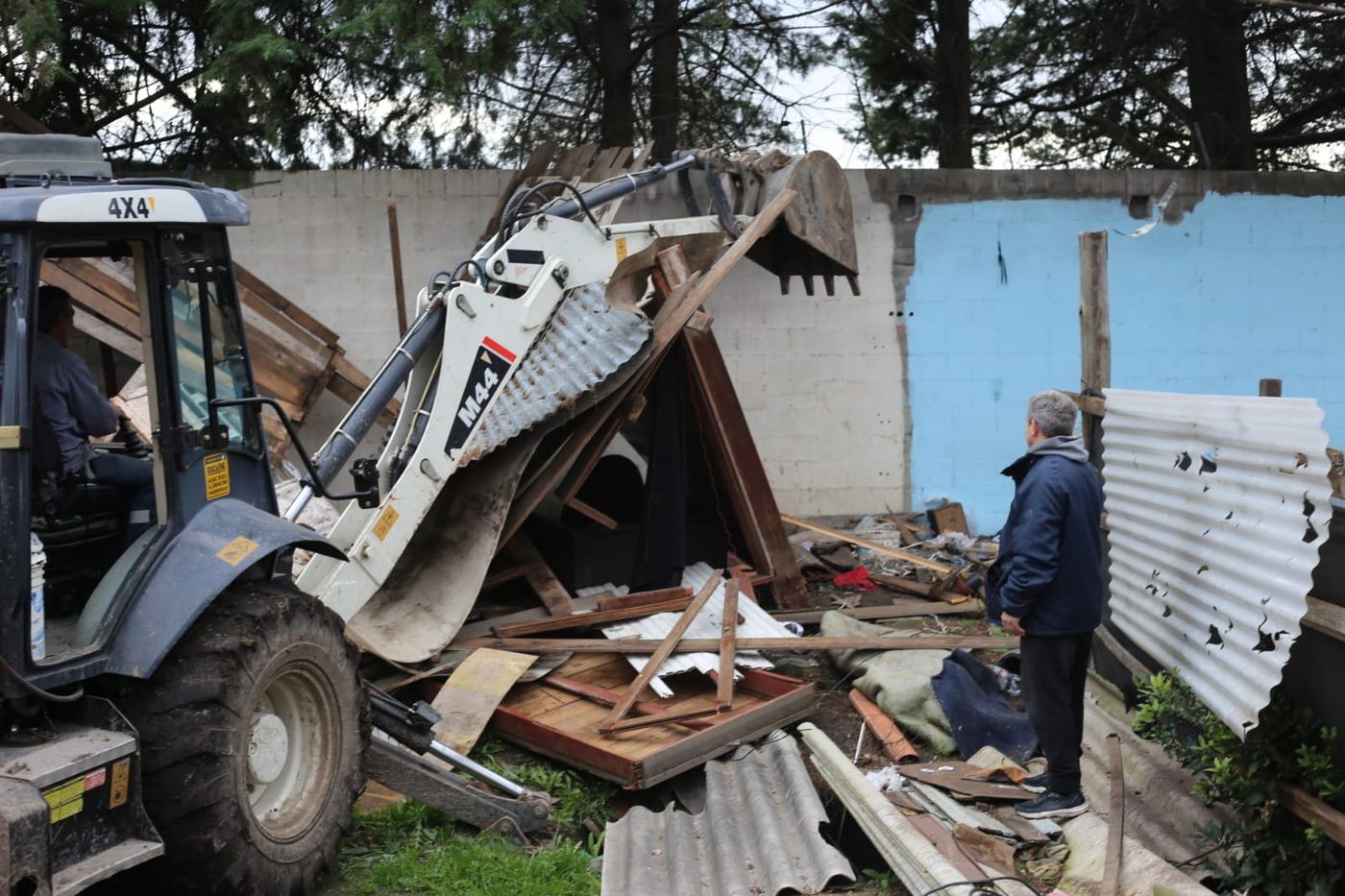Una de las viviendas del asentamiento fue demolida de inmediato por la Comuna