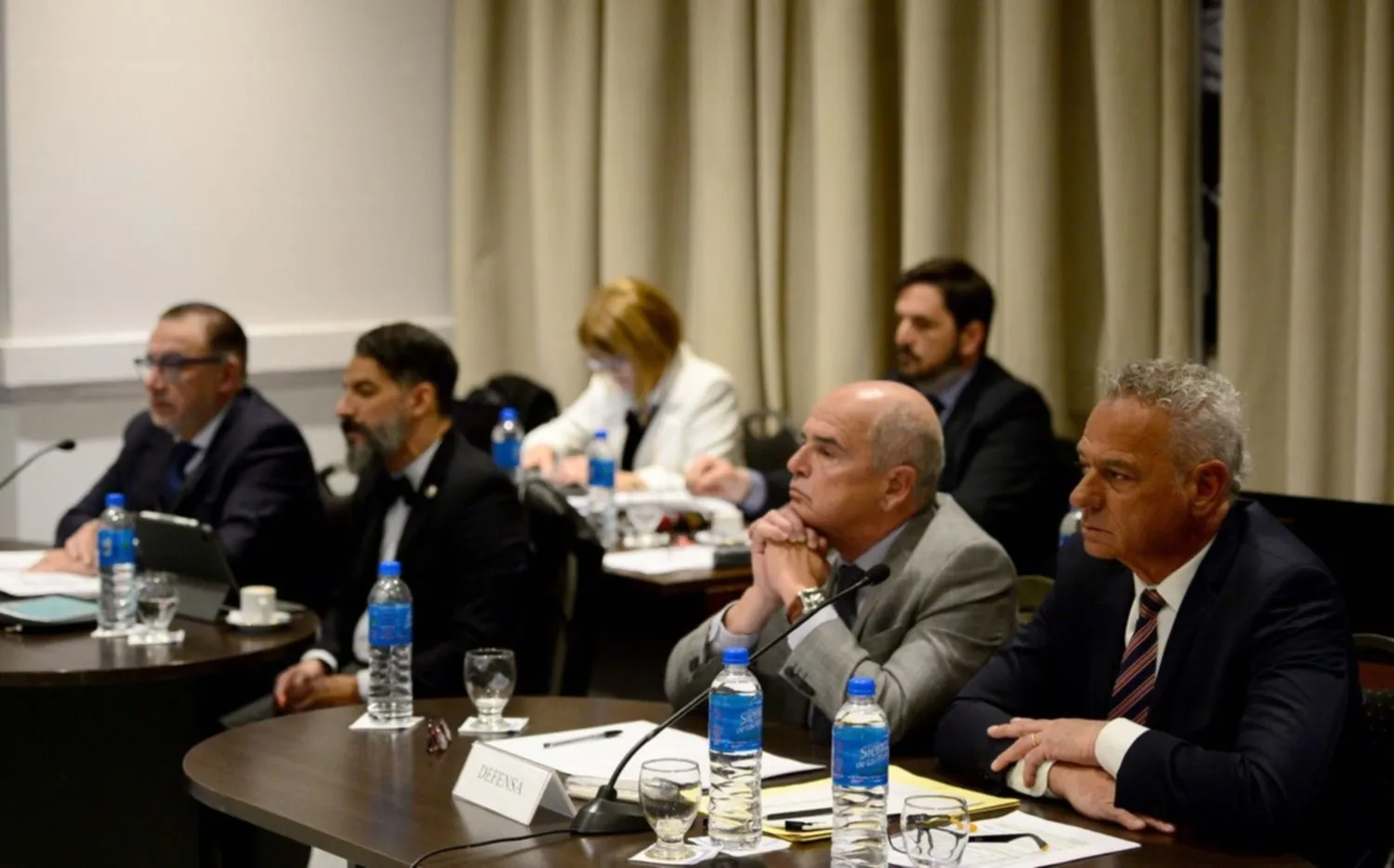 Ordoqui junto a su defensor Alejandro Montone durante el juicio político en La Plata