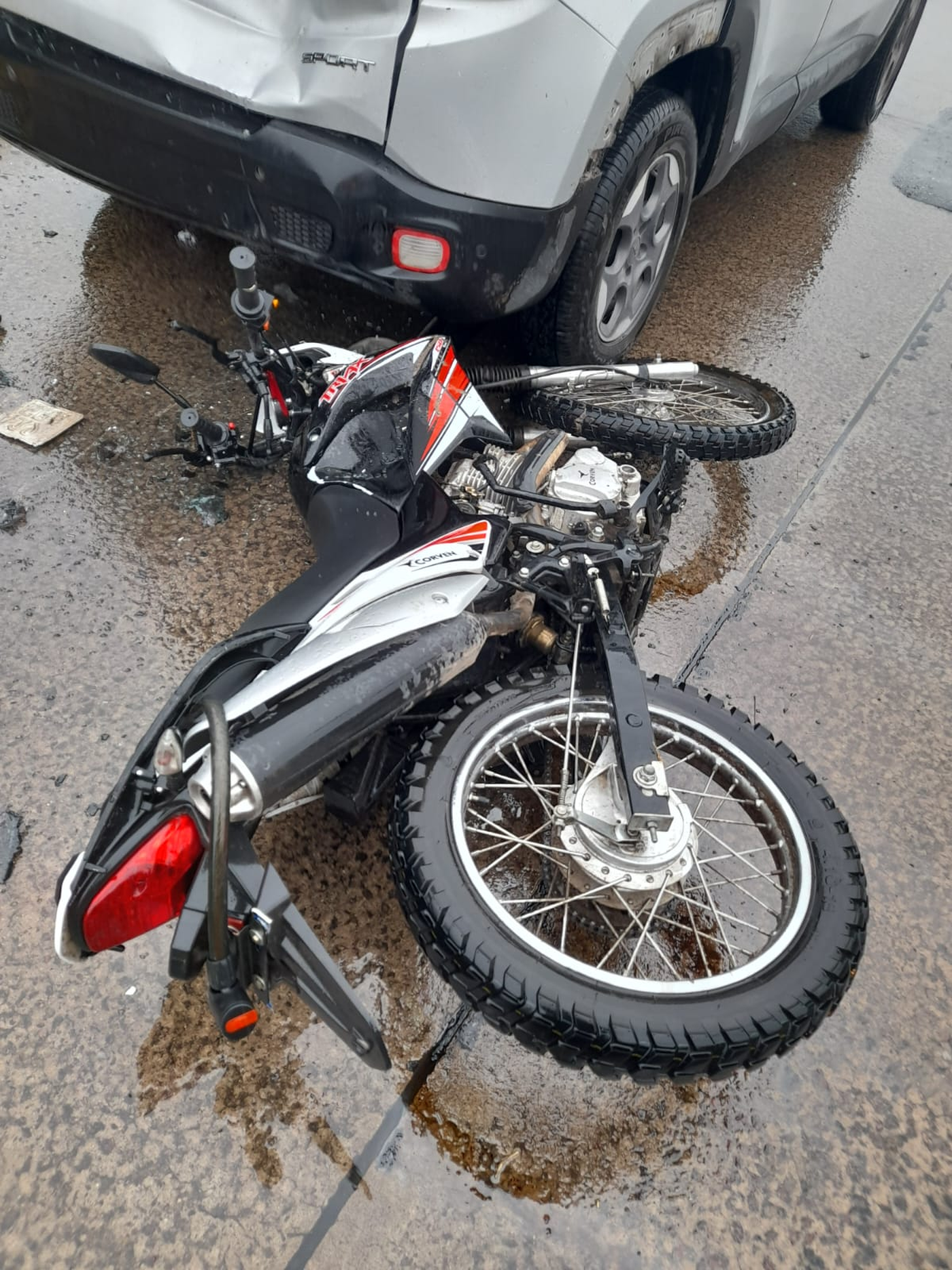 El conductor de la moto sufrió heridas de gravedad y fue trasladado a un hospital de la zona. El conductor de la moto sufrió heridas de gravedad y fue trasladado a un hospital de la zona.
