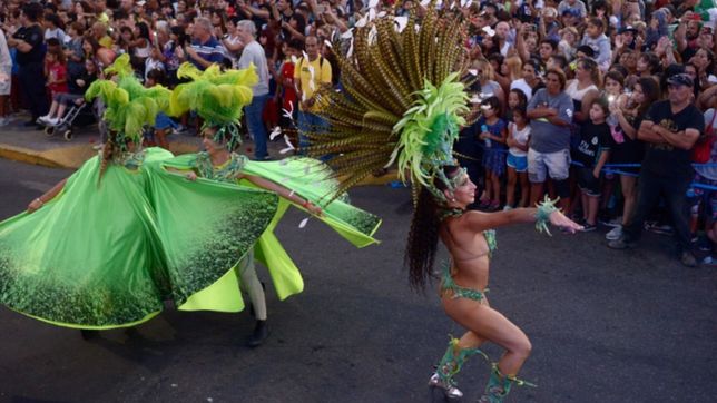 una multitud disfruto del cierre del carnaval en los barrios platenses