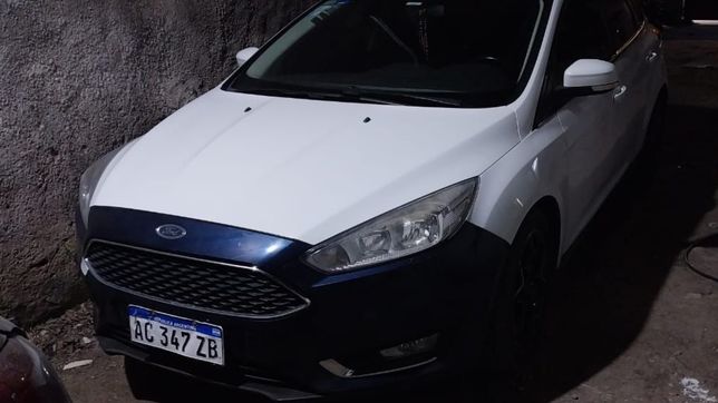 manejaba a toda velocidad por la plata en un auto con pedido de secuestro y lo detuvieron