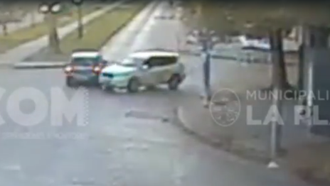 Así fue el violento choque que dejó un auto incrustado en un edificio de La Plata Así fue el violento choque que dejó un auto incrustado en un edificio de La Plata