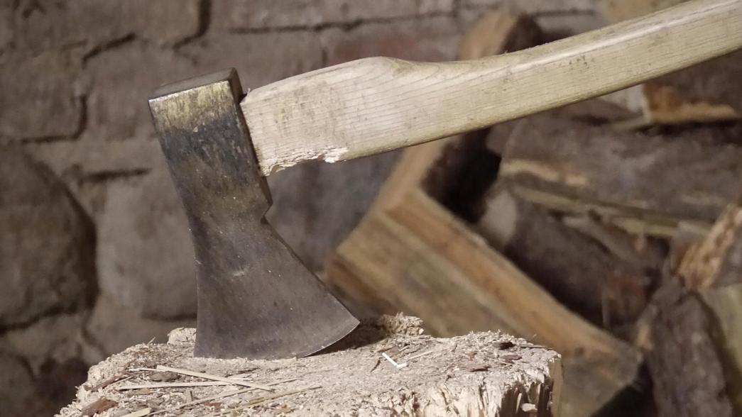 Un hombre le tiró un hachazo a su novia y luego la golpeó con una tenaza