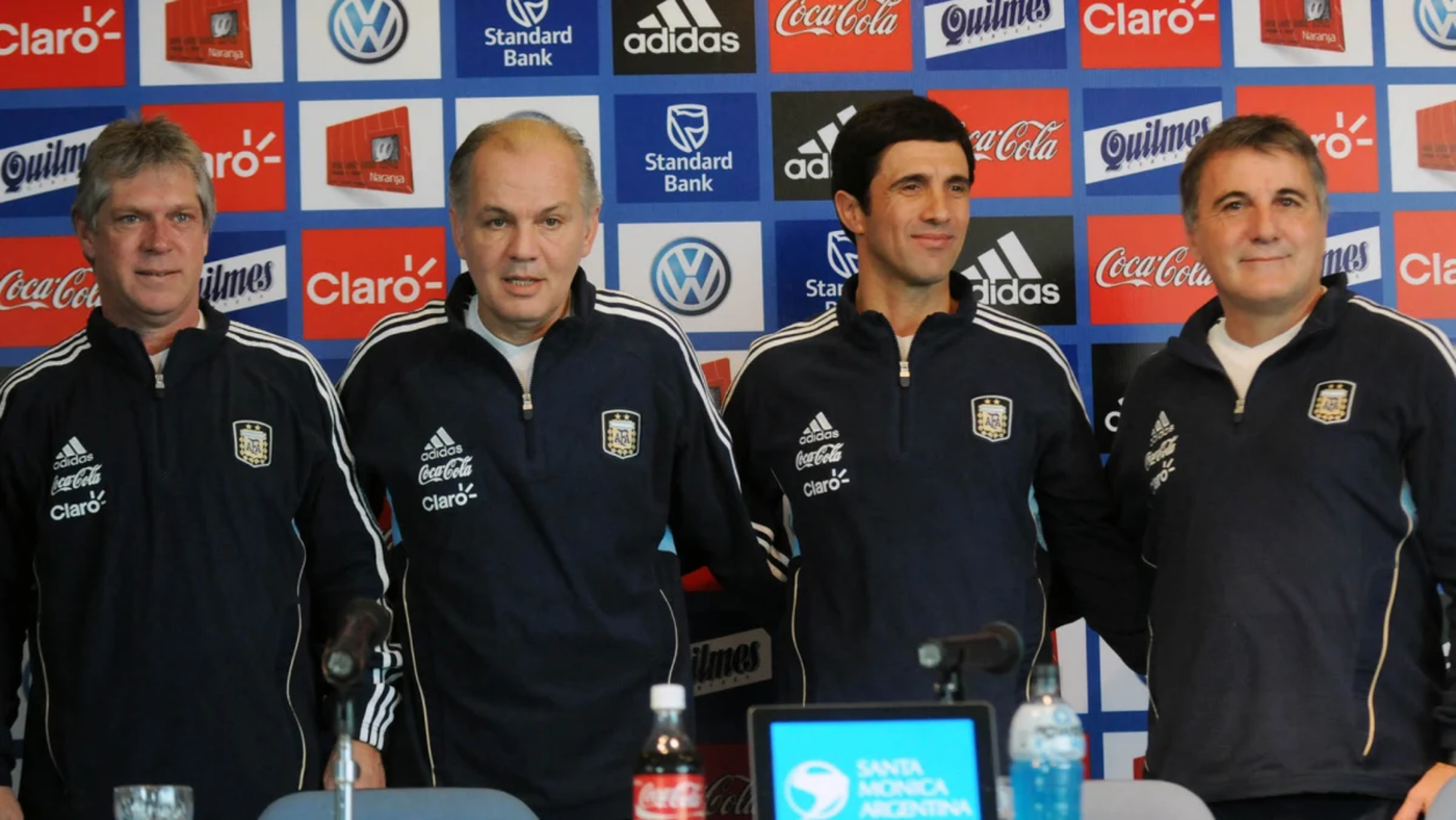 Alejandro Sabella junto a Julián Camino y Camilo Gugnali en la Selección argentina.