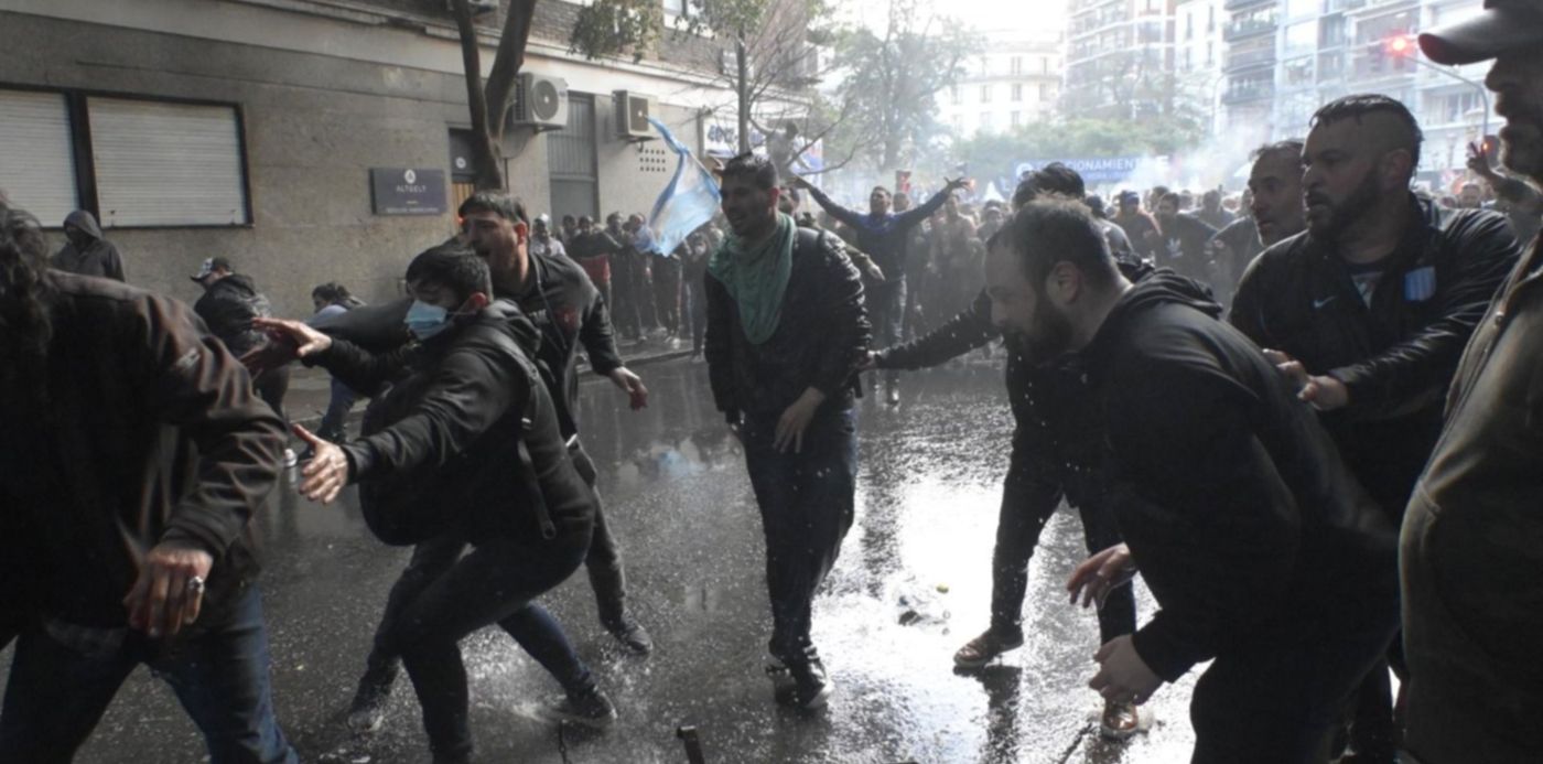 Incidentes y represión frente a la casa de Cristina Kirchner