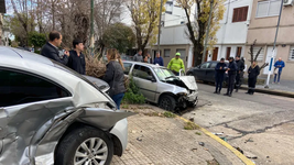 dos autos chocaron en una transitada esquina y dos personas terminaron internadas dos autos chocaron en una transitada esquina y dos personas terminaron internadas