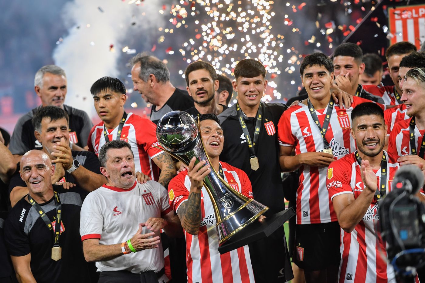 Estudiantes Velez Trofeo de Campeones Enzo Perez Copa.jpg