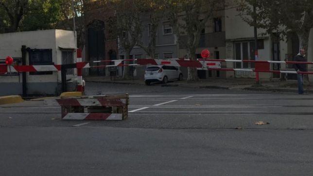 asi amanecieron las barreras de las vias del tren en la plata