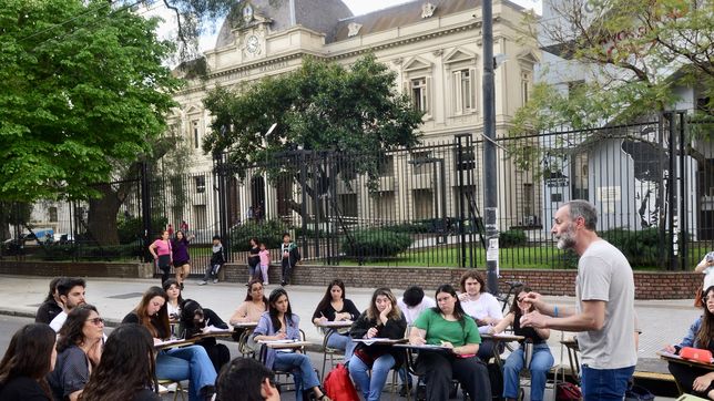 la unlp lleva adelante el segundo dia de paro con una radio abierta en el rectorado