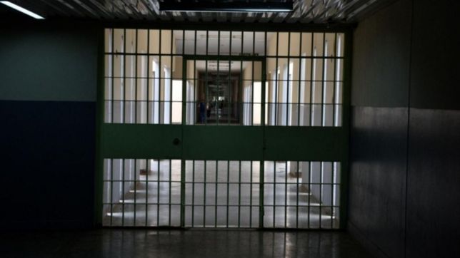 detienen a un penitenciario acusado de abusar de su hijastra de 13 anos