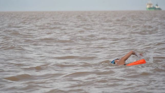 ¿como murio el cirujano que intentaba cruzar nadando el rio de la plata?