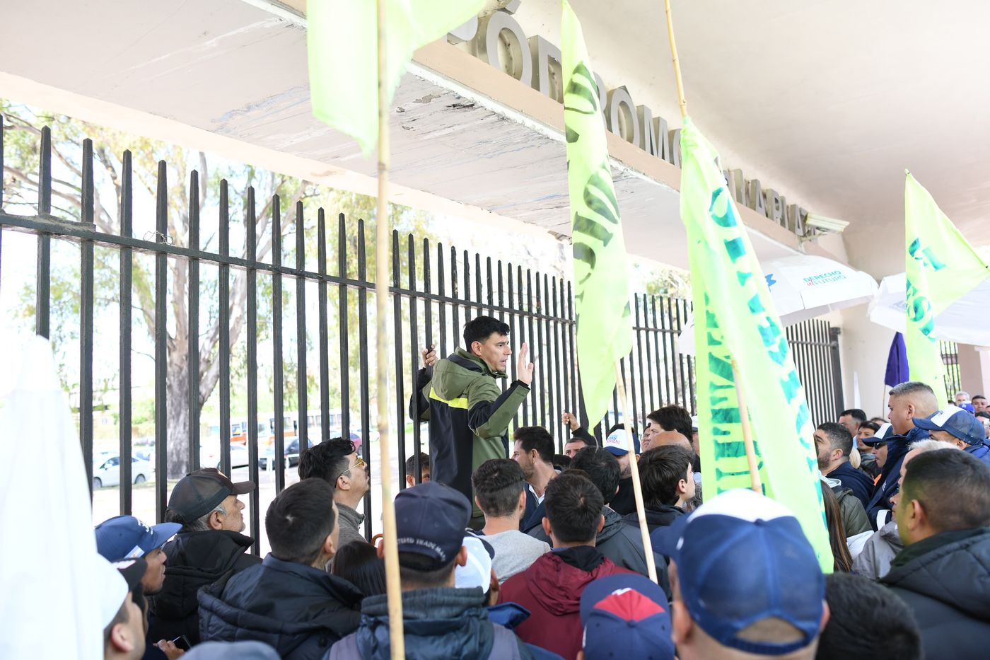 Dirigentes de ambos partidos y militantes se manifestaron a las afueras del Hipódromo de La Plata 