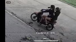 dos motochorras atacaron salvajemente a una mujer en la plata para robarle dos motochorras atacaron salvajemente a una mujer en la plata para robarle