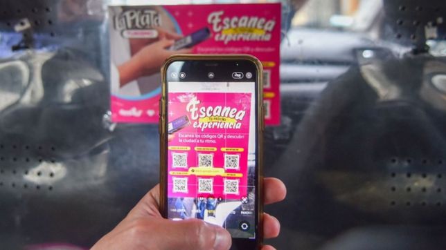 mapa interactivo, gastronomia y agenda cultural: los qr llegaron a los taxis de la plata