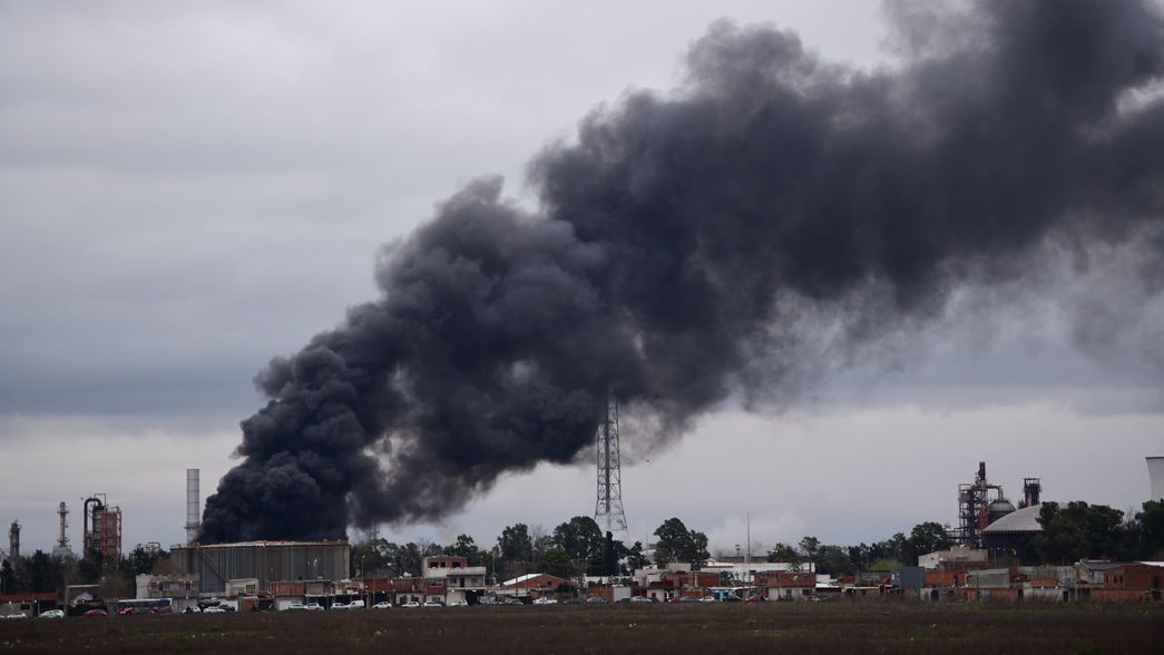 Provincia midió el impacto en la calidad del aire tras el impresionante incendio en YPF