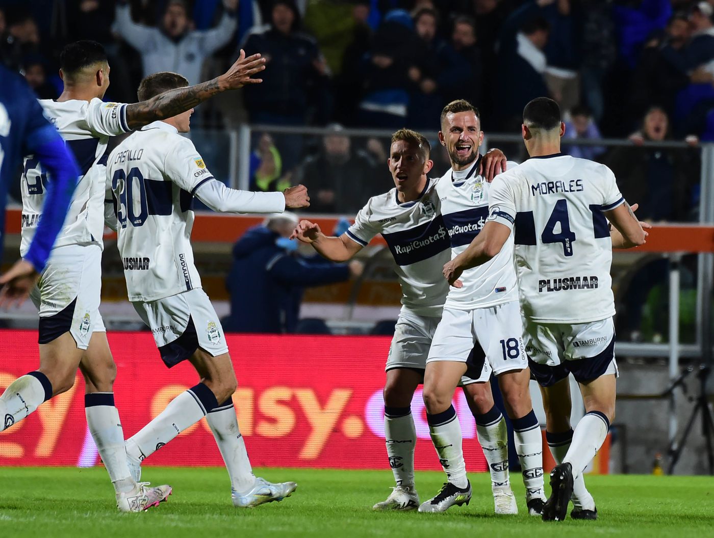 Gimnasia Velez festejo gol.JPG