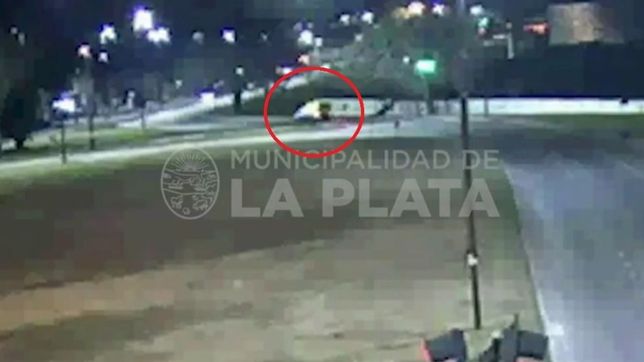 video: una camioneta se subio a una rambla y se incrusto contra un poste en la plata