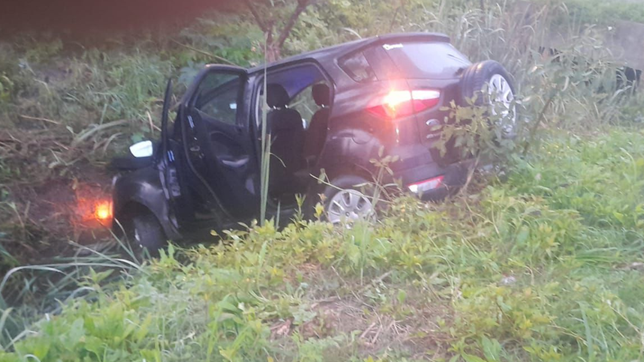 manejaba borracho, despisto en avenida 60 y termino adentro de un zanjon