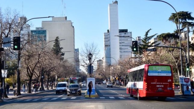 planean cambiar el sentido de dos avenidas en los horarios pico para agilizar el transito en la plata