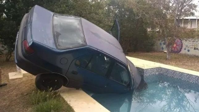 un auto arranco sin conductor, atropello a su duena y termino dentro de un pileta