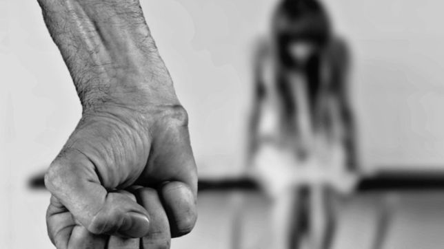 su padrastro la abuso durante cuatro anos, se lo confeso a su mama y la policia lo detuvo