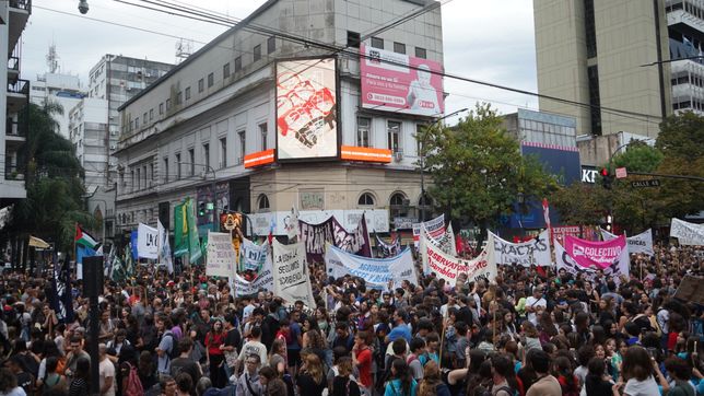 con una masiva marcha de antorchas, la comunidad de la unlp volvio a reclamar mas presupuesto