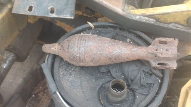 sorpresa en un barrio de la plata por el hallazgo de un explosivo en un baldio