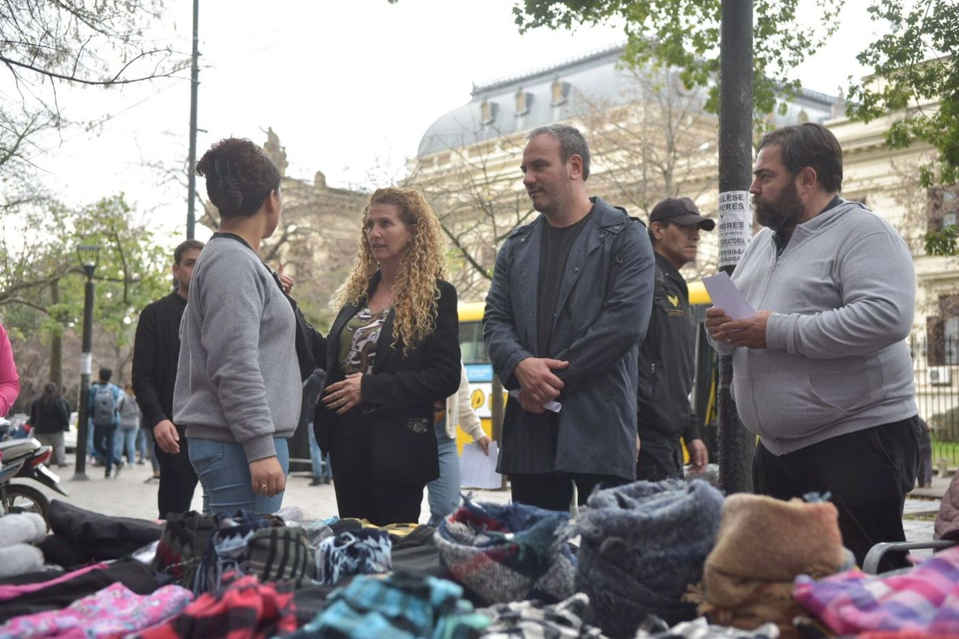 Los secretarios municipales Mercedes Lagioiosa y Nicolás Carvalho hablaron con los vendedores ambulantes del centro